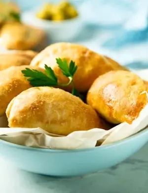 Пирожок с курицей и сыром