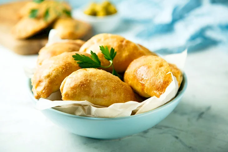 Пирожок с курицей и сыром