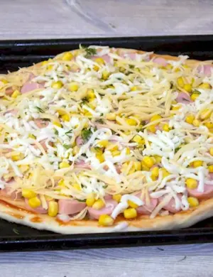 Пицца с кукурузой и колбасой