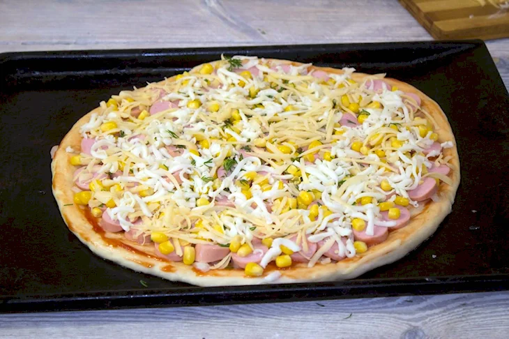Пицца с кукурузой и колбасой