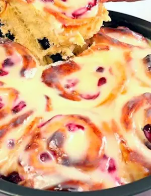 Плюшка с вишней и сметаной