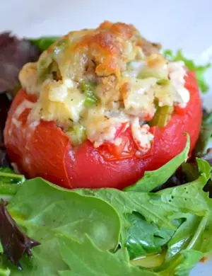 Помидоры с колбасой и сыром фаршированные