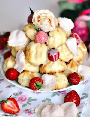 Профитроли с клубникой