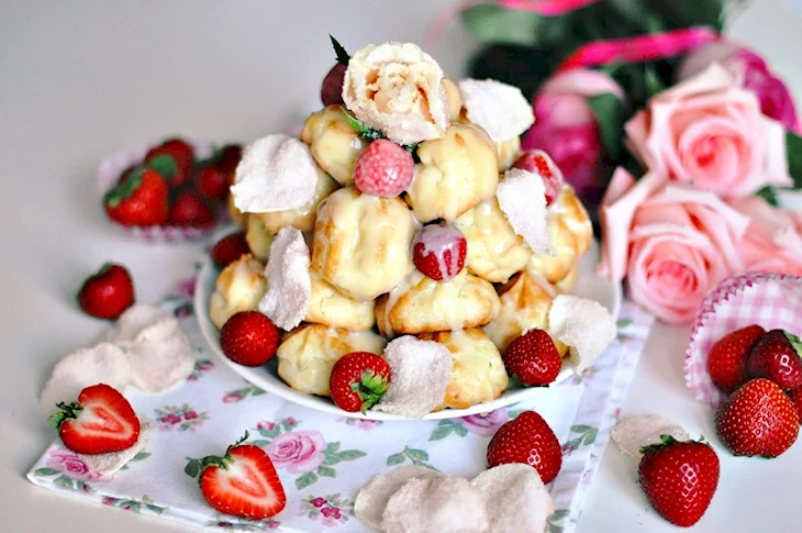 Профитроли с клубникой