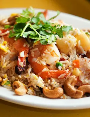 Рис с ананасом и креветками