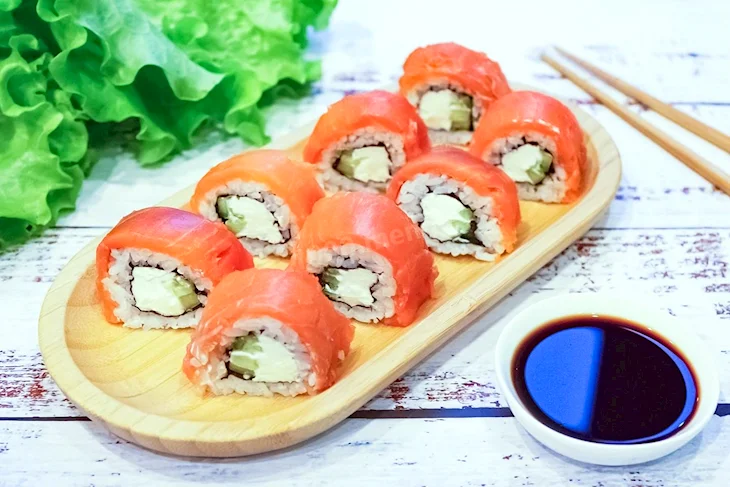 Роллы с рыбой и огурцом