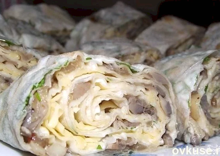Рулет из лаваша с грибами и сыром и яйцом