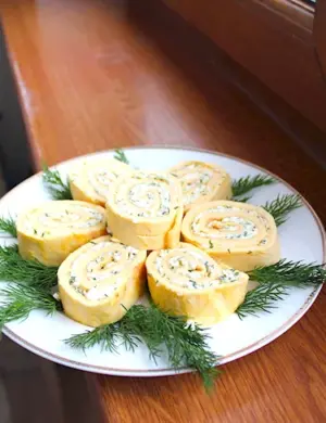 Рулет омлетный с плавленным сыром