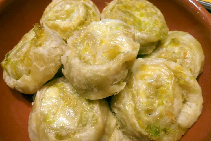 Рулетики с луком пореем