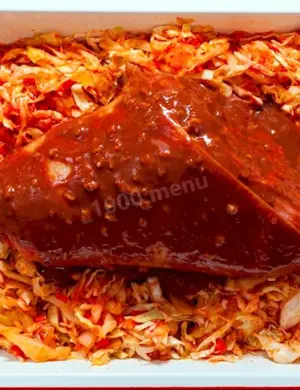 Рулька свиная тушеная с капустой в кастрюле