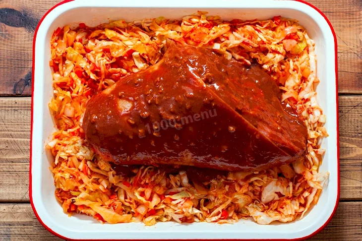 Рулька свиная тушеная с капустой в кастрюле