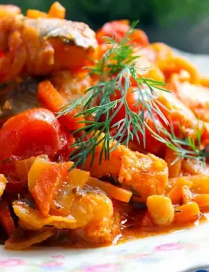 Рыба с морковью и луком и томатной пастой