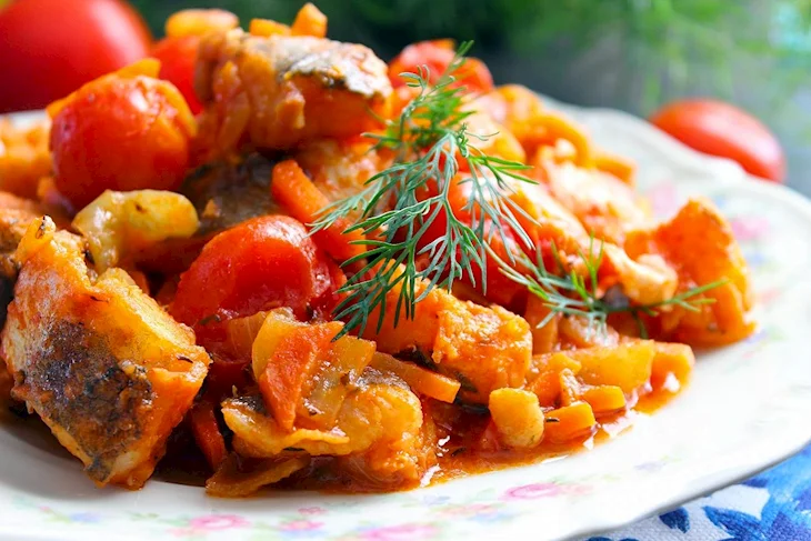 Рыба с морковью и луком и томатной пастой
