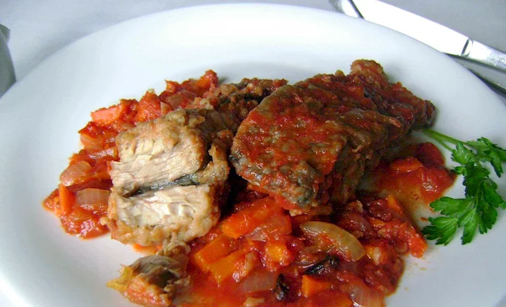 Рыба тушеная в томате с овощами