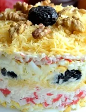 Салат чёрная Жемчужина с черносливом