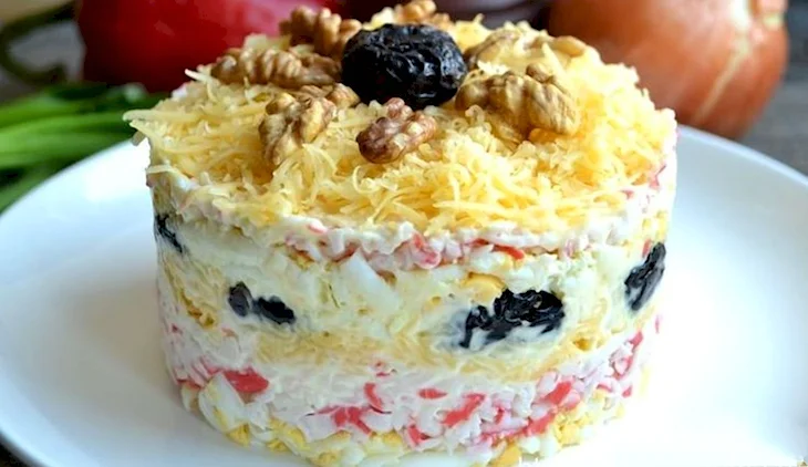Салат чёрная Жемчужина с черносливом