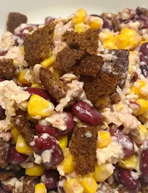 Салат из красной фасоли с сухариками и сыром
