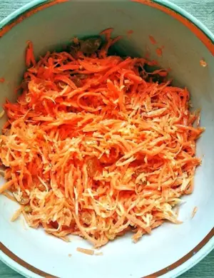 Салат из моркови с изюмом