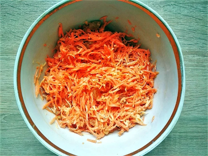 Салат из моркови с изюмом