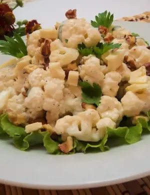 Салат из цветной капусты с грецким орехом