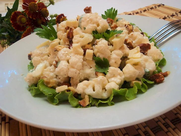 Салат из цветной капусты с грецким орехом