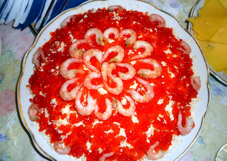 Салат креветки под шубой
