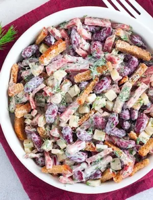 Салат кукуруза фасоль кириешки