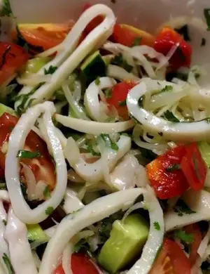 Салат Летучий голландец с кальмарами