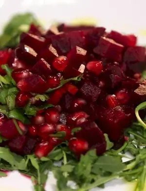Салат руккола с гранатом