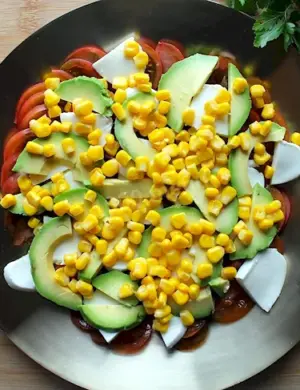Салат с авокадо курицей и кукурузой