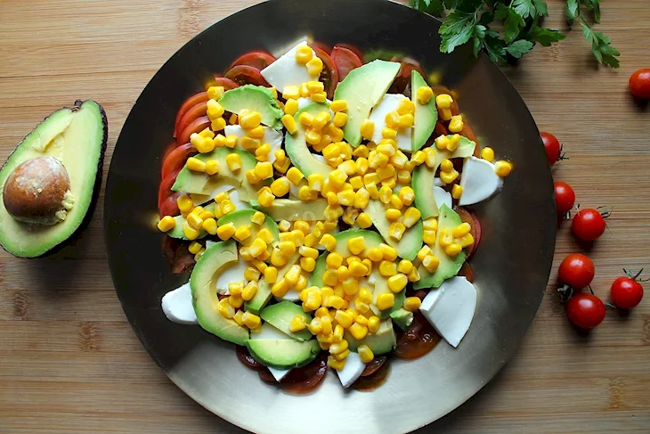 Салат с авокадо курицей и кукурузой