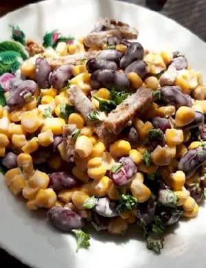 Салат с фасолью и сухариками и кукурузой и курицей
