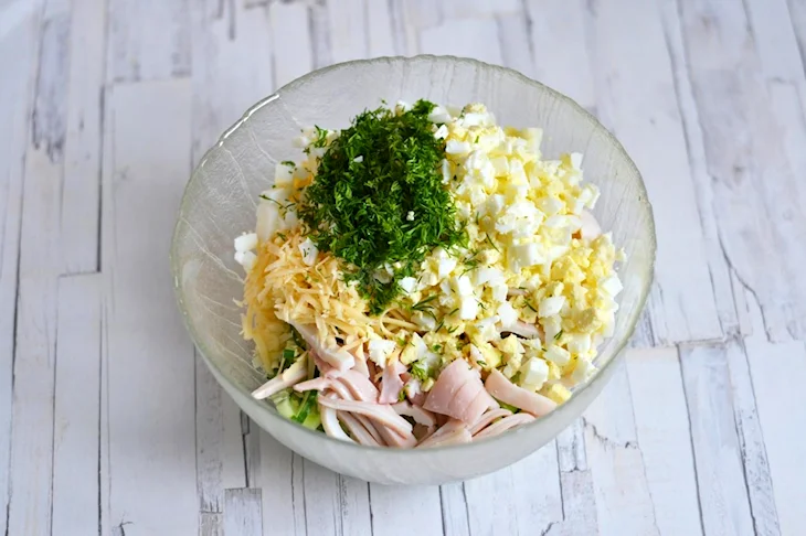 Салат с кальмарами и яйцом