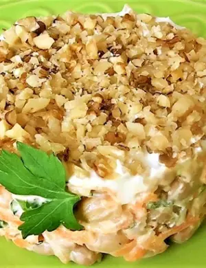 Салат с копчёной курицей и ананасом и грецкими орехами