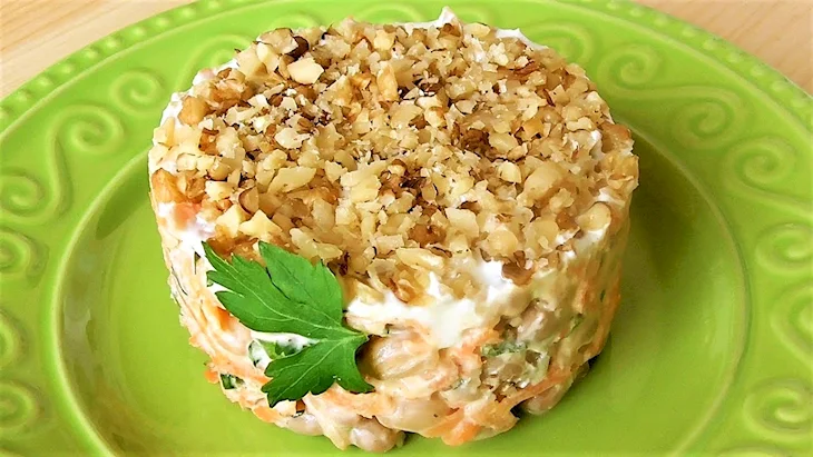 Салат с копчёной курицей и ананасом и грецкими орехами