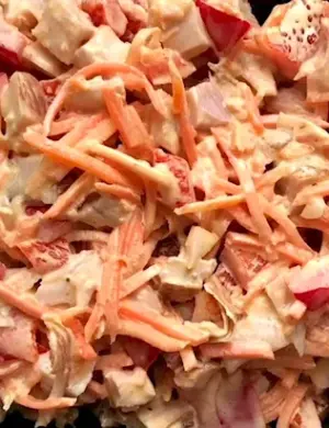 Салат с копчёной курицей и корейской морковью и перцем болгарским