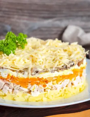 Салат с копчёной курицей и жареными грибами