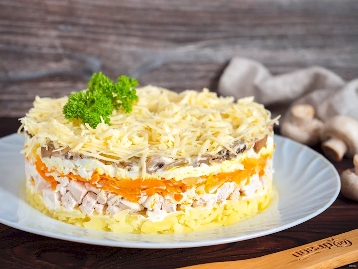 Салат с копчёной курицей и жареными грибами