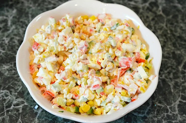 Салат с крабовыми палочками и кукурузой и огурцом