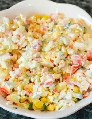 Салат с крабовыми палочками и кукурузой и огурцом