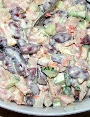 Салат с красной фасолью и копченой курицей