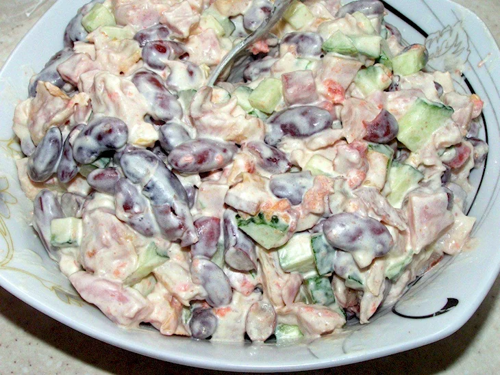 Салат с красной фасолью и копченой курицей