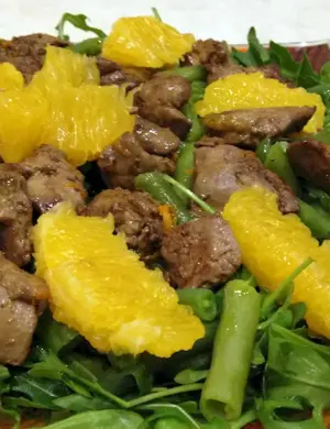Салат с куриной печенью и апельсинами