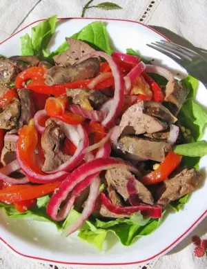 Салат с куриной печенью и помидорами