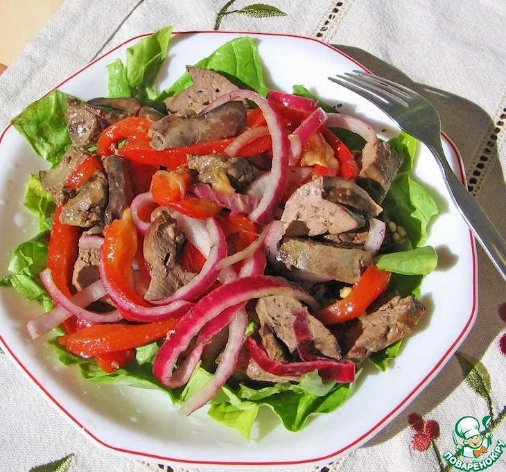 Салат с куриной печенью и помидорами