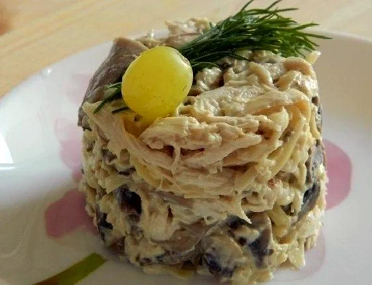 Салат с курицей и грибами