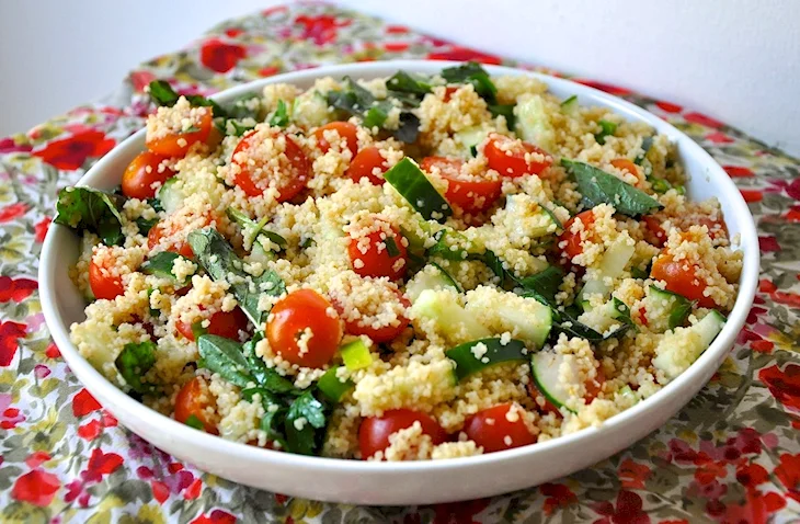 Салат с кускусом и помидорами