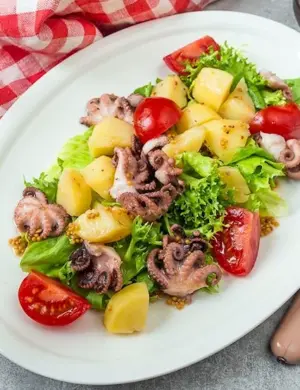 Салат с осьминогом и картофелем