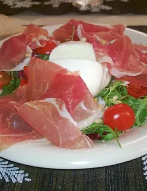 Салат с пармской ветчиной и рукколой