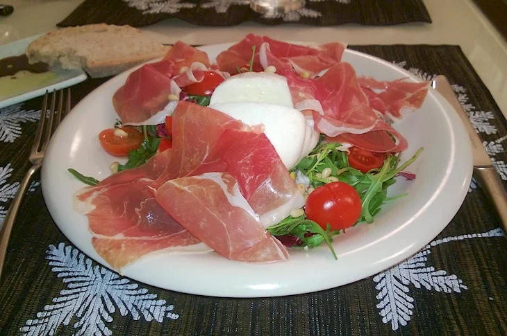 Салат с пармской ветчиной и рукколой